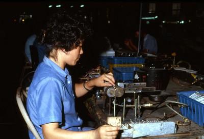 춘천 온도계 공장의 근로자 작업 현장 이미지