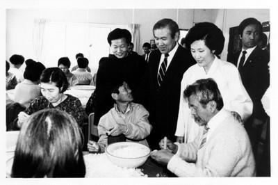 노태우 전 대통령 내외 춘천시립갱생원 방문 사진 이미지