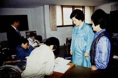 김옥숙 여사 심신재활원 방문 사진 이미지