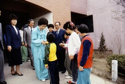 김옥숙 여사 심신재활원 방문 사진 이미지