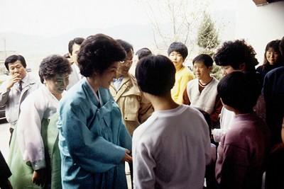 김옥숙 여사 심신재활원 방문 사진 이미지