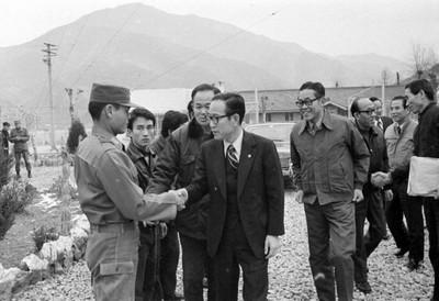 이낙선 건설부장관 춘천 지역 댐 시찰 사진 이미지