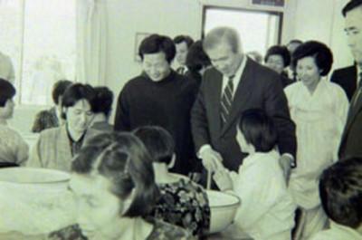 노태우 전 대통령 내외 춘천시립갱생원 방문 사진 이미지