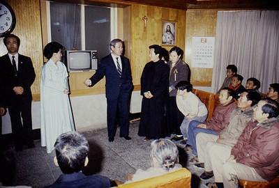 노태우 전 대통령 내외 춘천시립갱생원 방문 사진 이미지