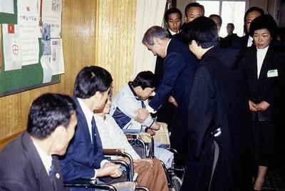 노태우 전 대통령 내외 춘천시립갱생원 방문 사진 이미지