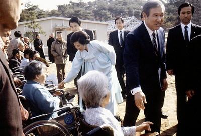 노태우 전 대통령 내외 춘천시립갱생원 방문 사진 이미지