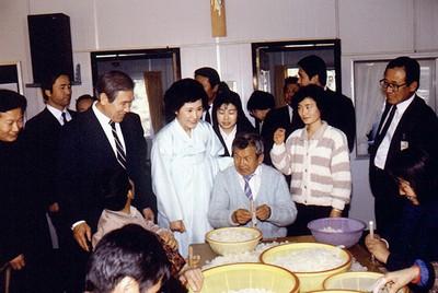 노태우 전 대통령 내외 춘천시립갱생원 방문 사진 이미지