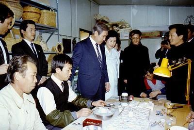 노태우 전 대통령 내외 춘천시립갱생원 방문 사진 이미지