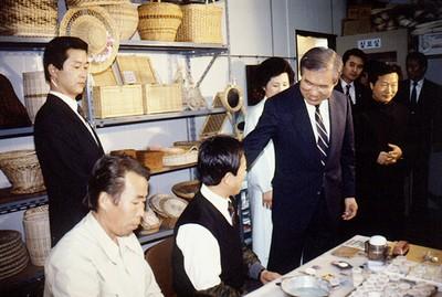 노태우 전 대통령 내외 춘천시립갱생원 방문 사진 이미지