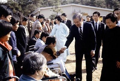 노태우 전 대통령 내외 춘천시립갱생원 방문 사진 이미지