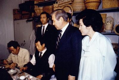 노태우 전 대통령 내외 춘천시립갱생원 방문 사진 이미지