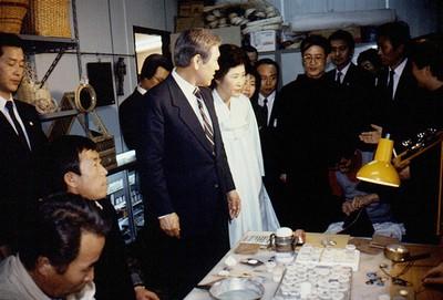 노태우 전 대통령 내외 춘천시립갱생원 방문 사진 이미지