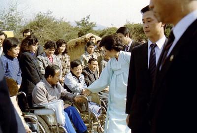 노태우 전 대통령 내외 춘천시립갱생원 방문 사진 이미지