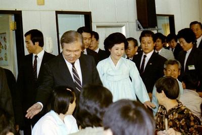 노태우 전 대통령 내외 춘천시립갱생원 방문 사진 이미지