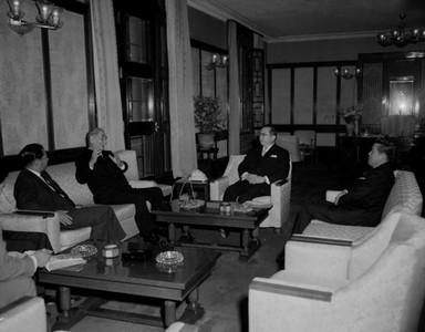 정일권 국무총리와 춘천댐 설계자 담화 사진 이미지