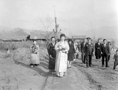 육영수 여사 춘천지구 파월 병사 가족 방문 사진 이미지