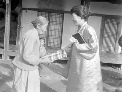 육영수 여사 춘천지구 파월 병사 가족 방문 사진 이미지