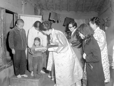 육영수 여사 춘천지구 파월 병사 가족 방문 사진 이미지