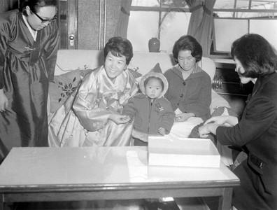 육영수 여사 춘천지구 파월 병사 가족 방문 사진 이미지