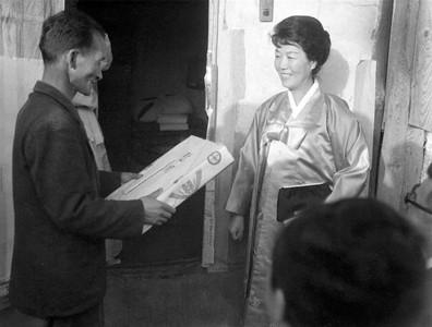 육영수 여사 춘천지구 파월 병사 가족 방문 사진 이미지