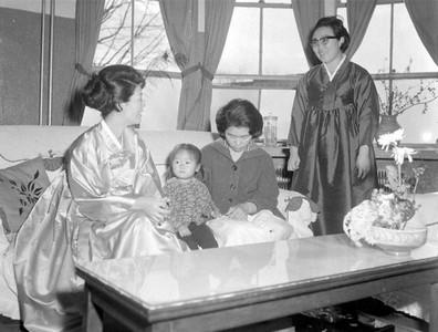 육영수 여사 춘천지구 파월 병사 가족 방문 사진 이미지