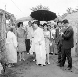 육영수 여사 춘천지구 파월 병사 가족 방문 사진 이미지