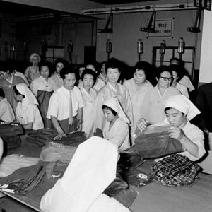 육영수 여사 춘천봉직공장 방문 사진 이미지