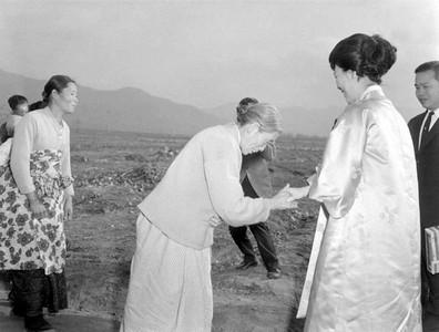 육영수 여사 춘천지구 파월 병사 가족 방문 사진 이미지