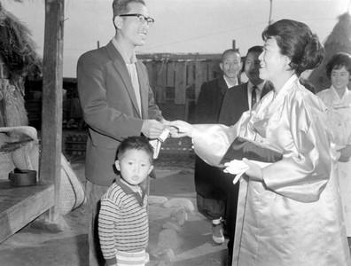 육영수 여사 춘천지구 파월 병사 가족 방문 사진 이미지