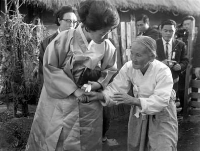 육영수 여사 춘천지구 파월 병사 가족 방문 사진 이미지