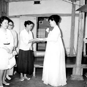 육영수 여사 춘천지구 파월 병사 가족 방문 사진 이미지