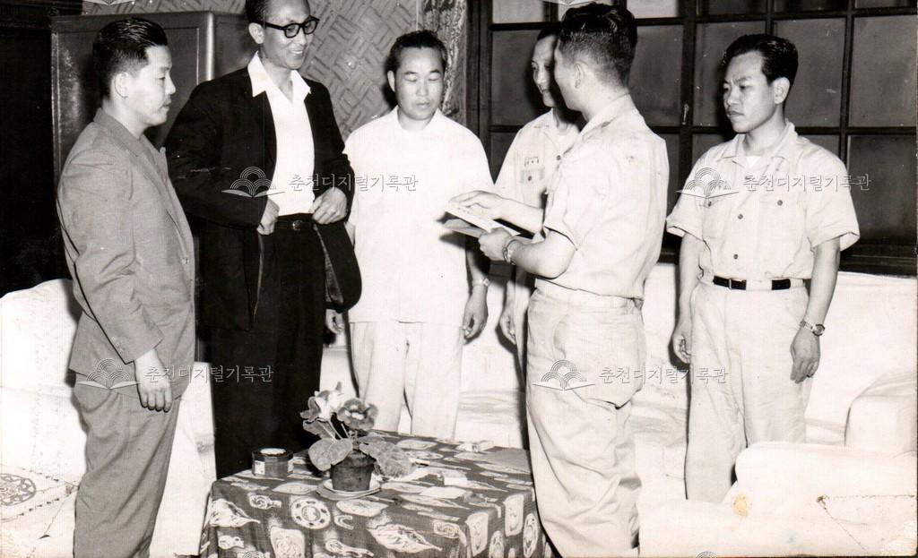 공무원 방문 사진 이미지