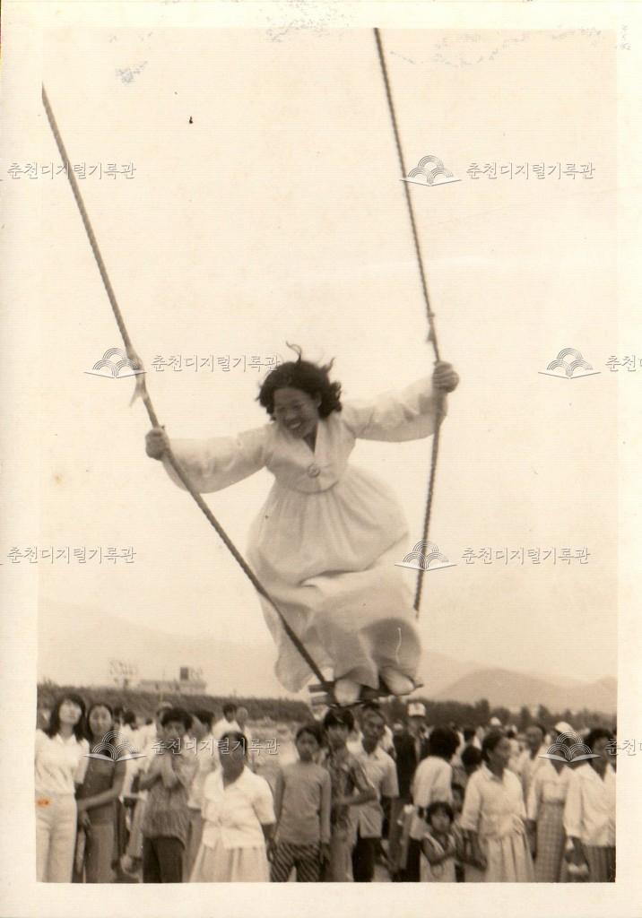 1970년대 단오 그네뛰기 대회 사진 이미지