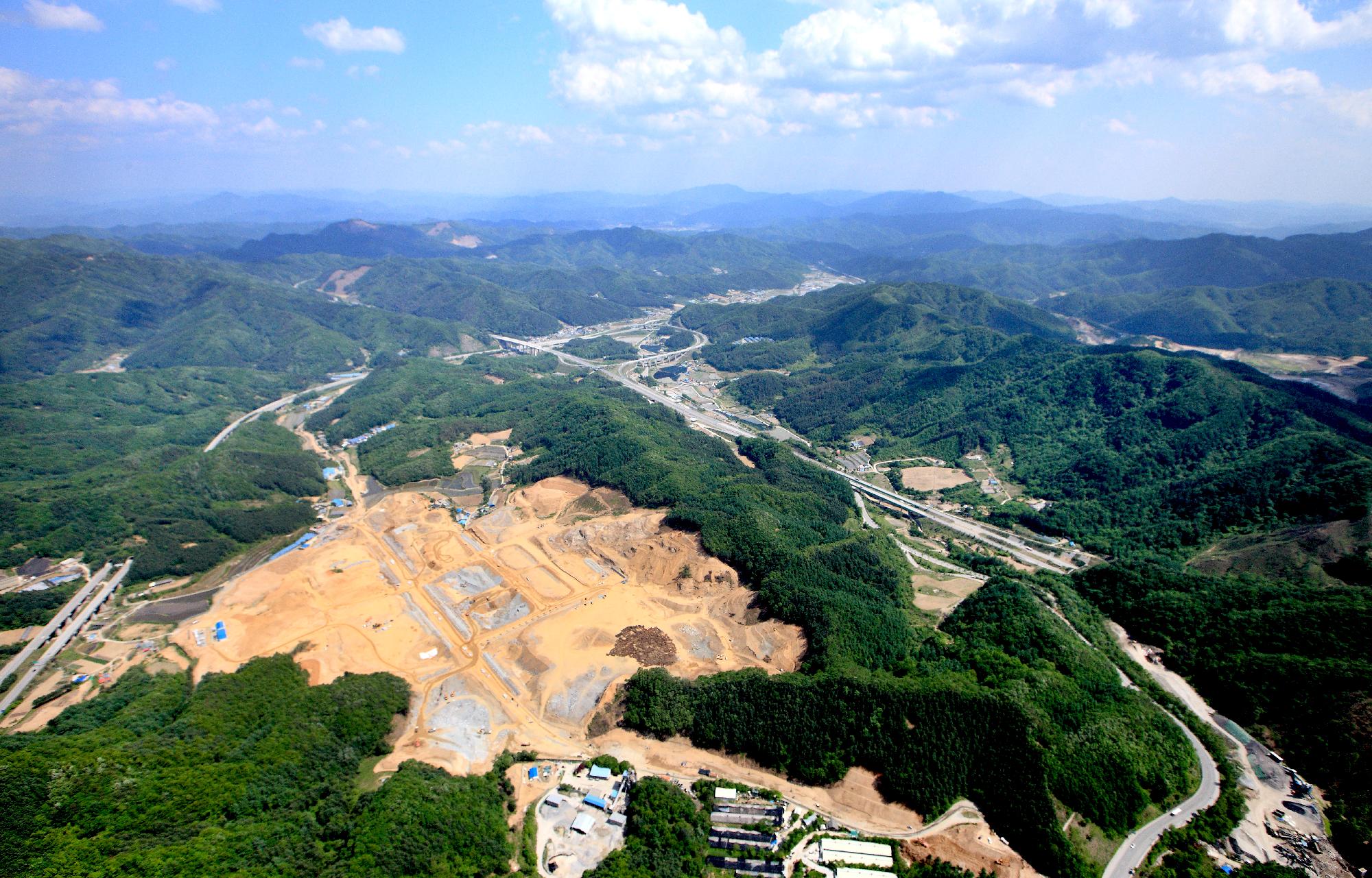 맥국터 비 옹벽 설치 사진 이미지