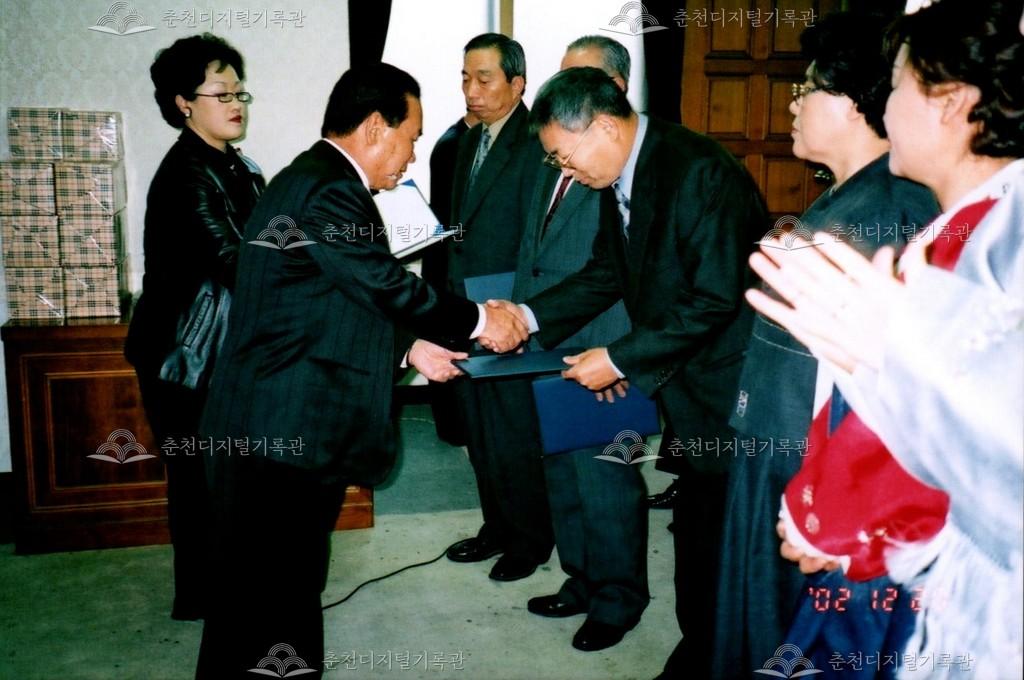 2002년 춘천문화원 문화학교 수료식 및 작품발표회 사진 이미지