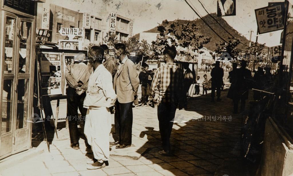 1960년대 거리 전시 사진 이미지