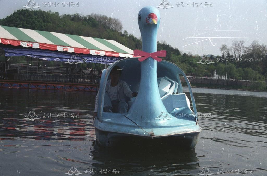 제5회 소양제_오리배 타는 사람들 이미지