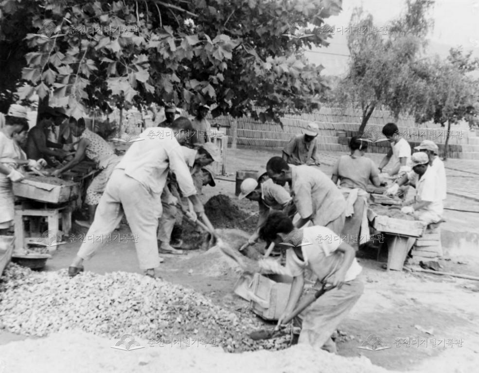 보도블럭 제작 광경 이미지