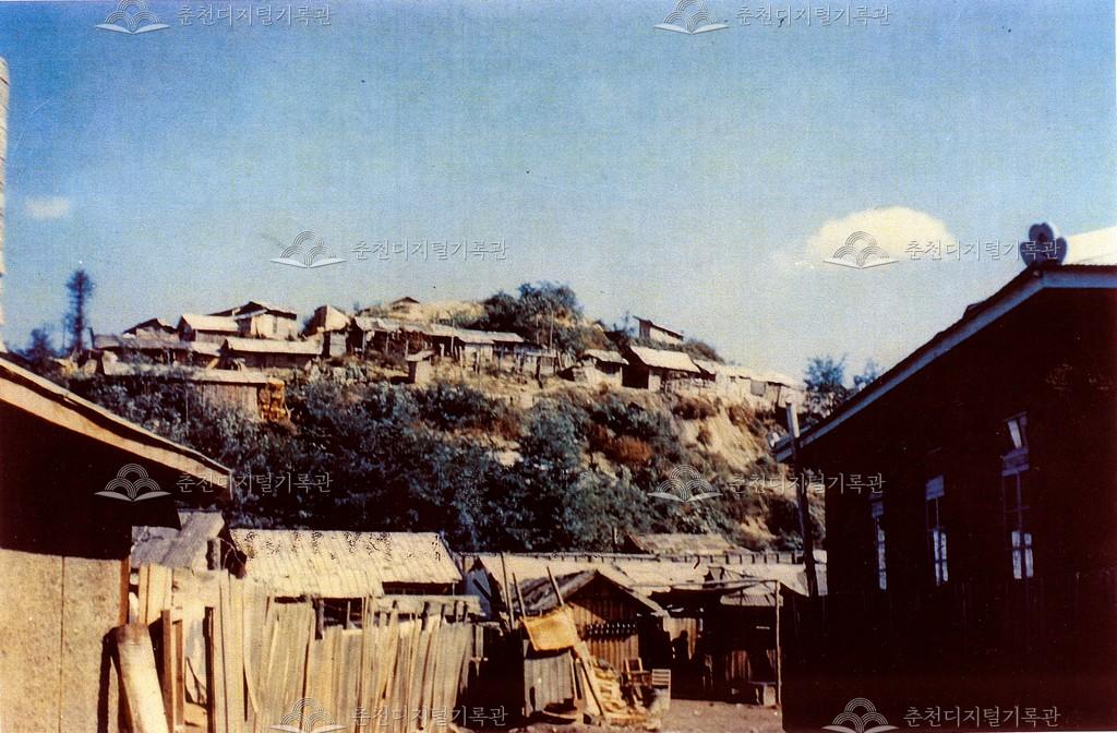 한국전쟁 이후 도심 판자집 이미지