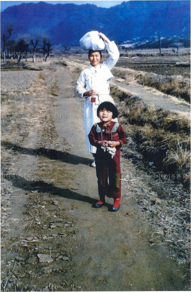 아낙네와 소녀 이미지