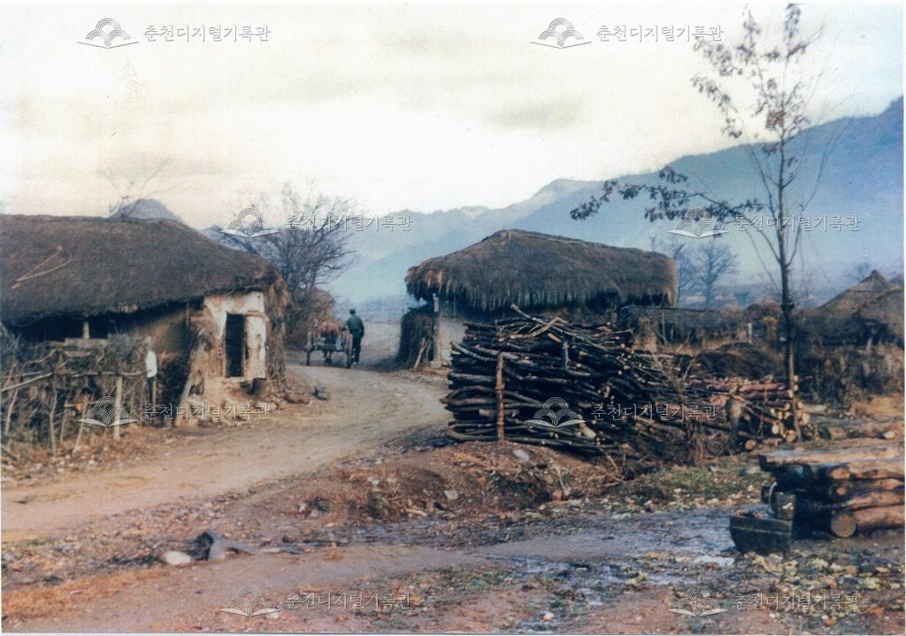 농촌풍경과 초가집 이미지