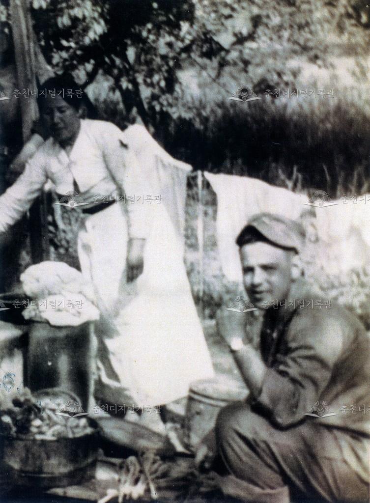 미군병사와 아낙 이미지