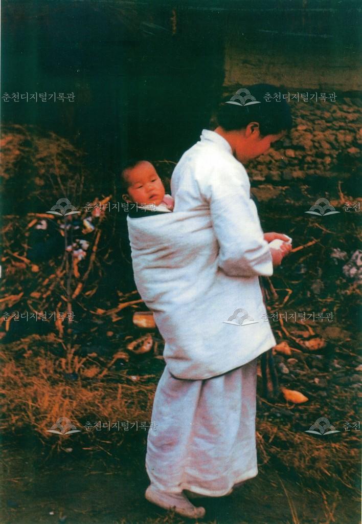 아이를 업은 여인 이미지