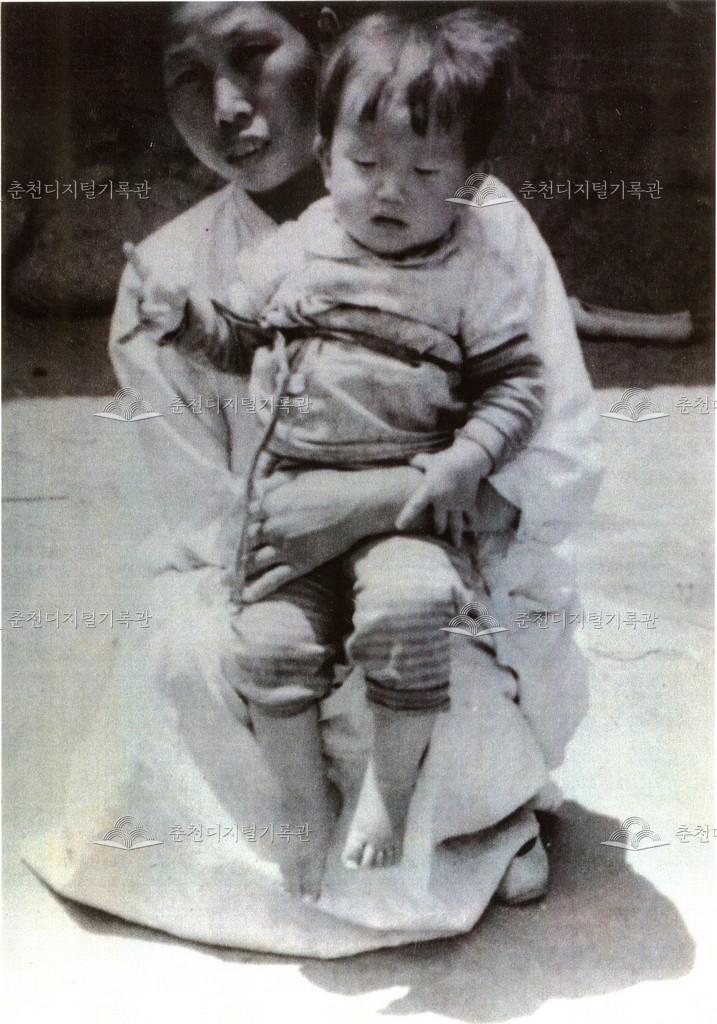 아이를 안고 있는 여인 이미지