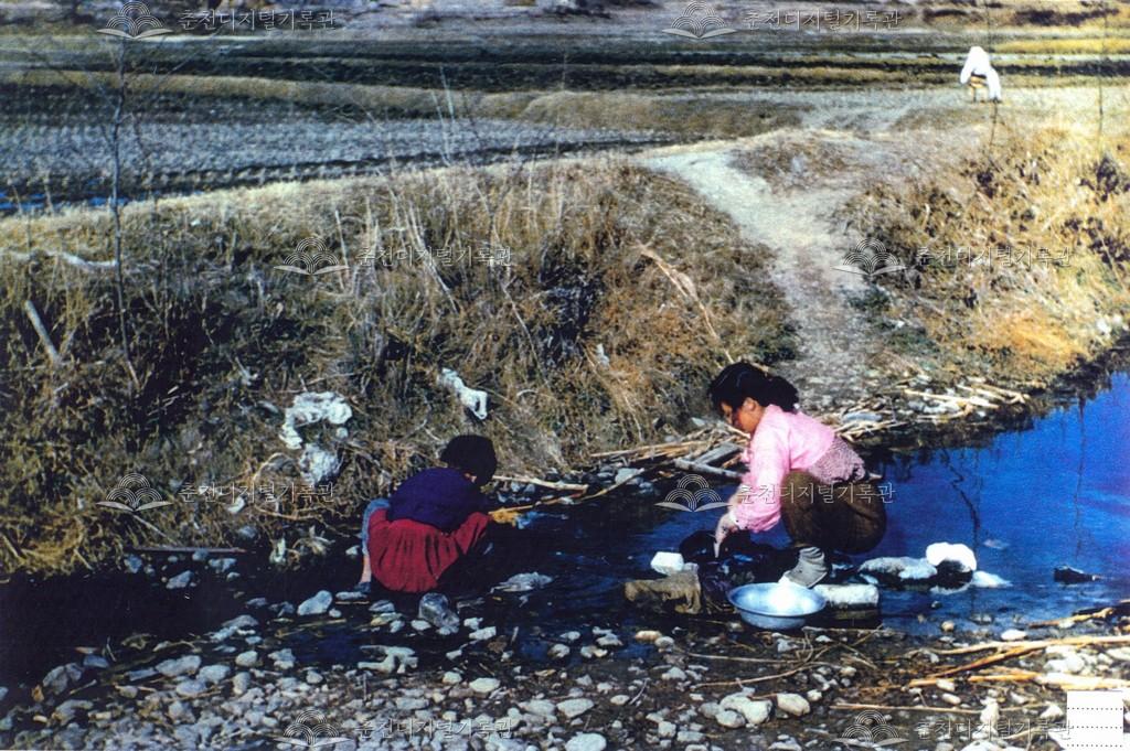 개울 빨래터 이미지