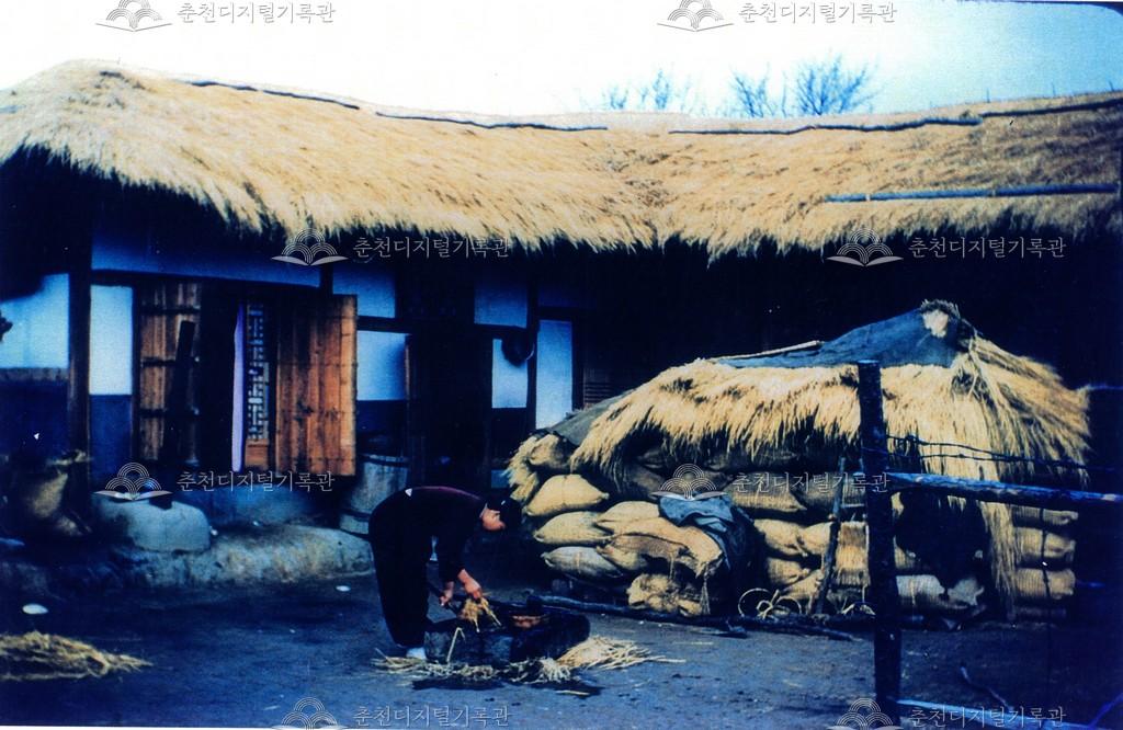 추수 후 볏가마 쌓인 마당 이미지