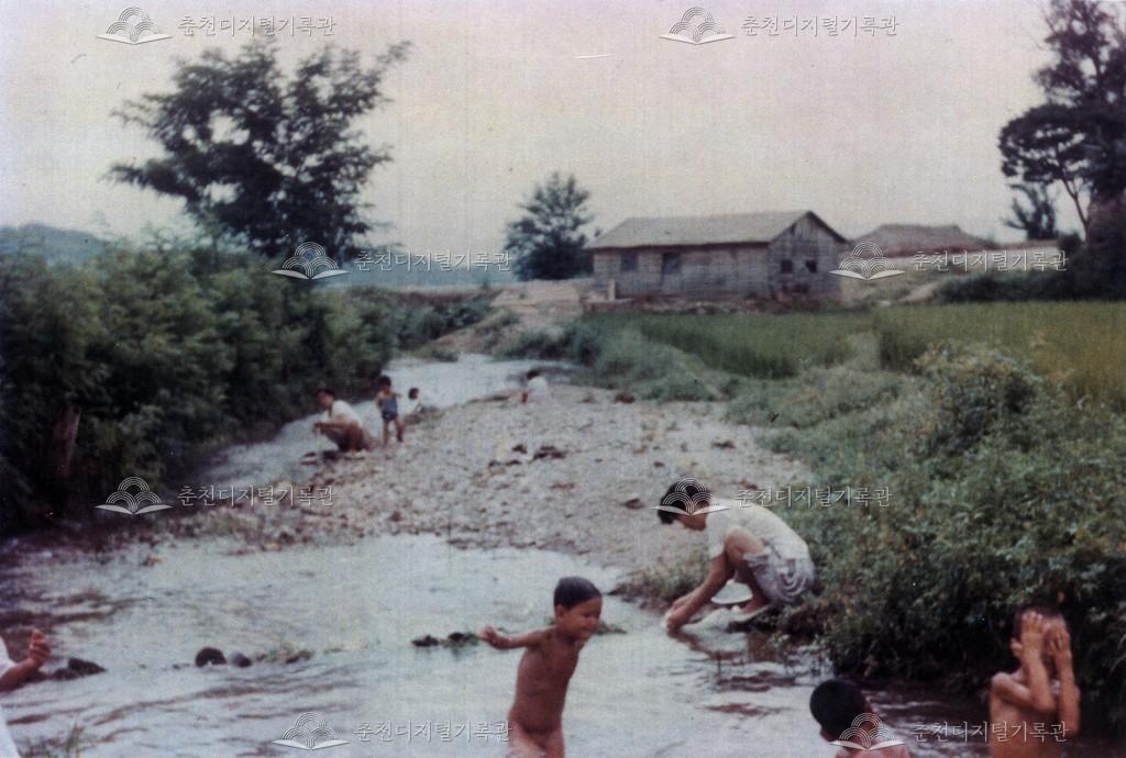 동네 어귀 개울 이미지