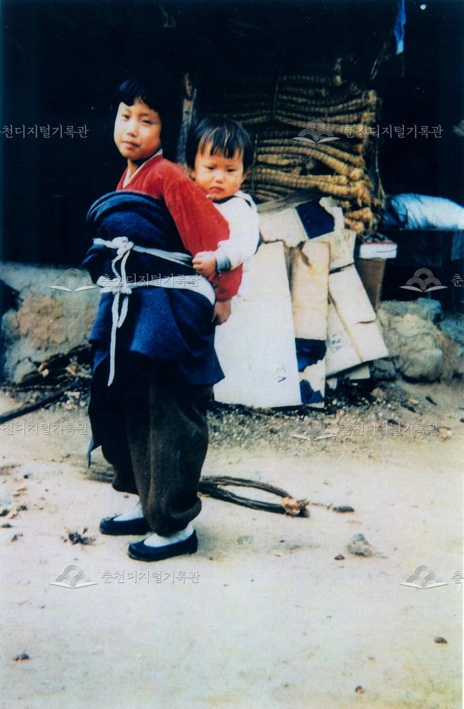 동생 돌보는 누이 이미지