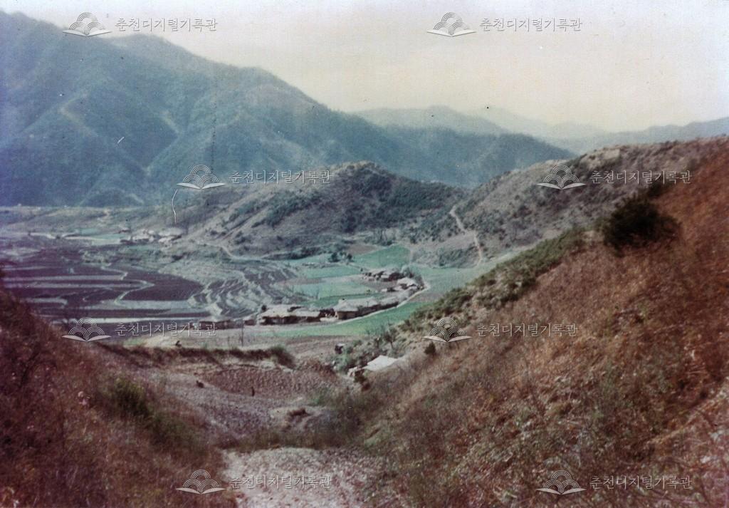 민둥산 기슭 풍경 이미지