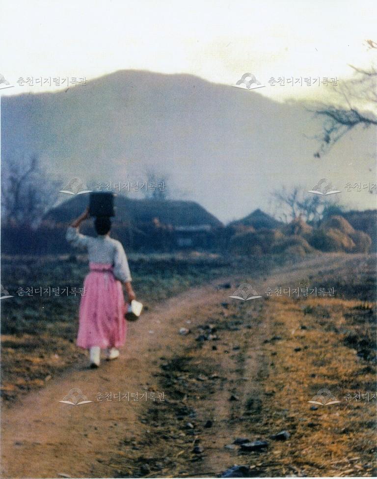 물동이 이고 가는 아낙 이미지